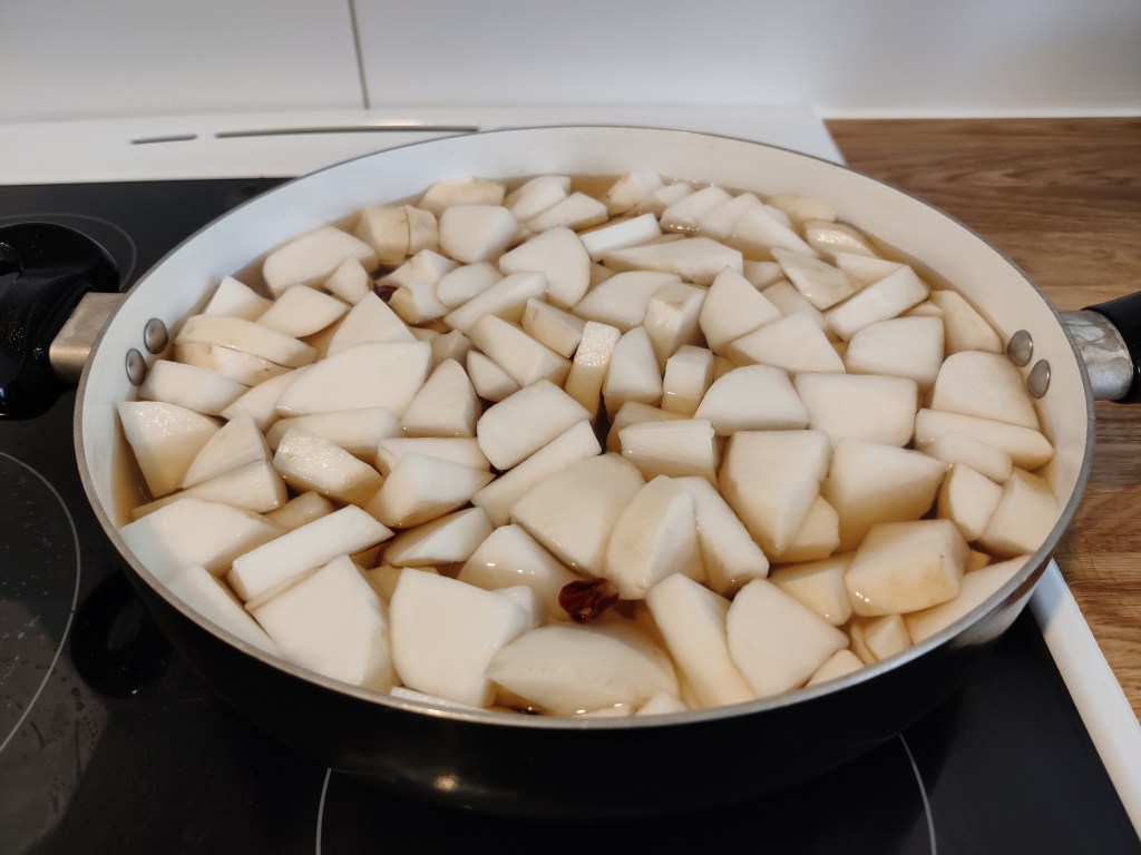 Sarten con salmuera y nabo.