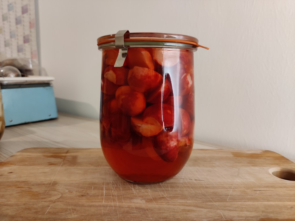 Tarro de rábanos encurtidos