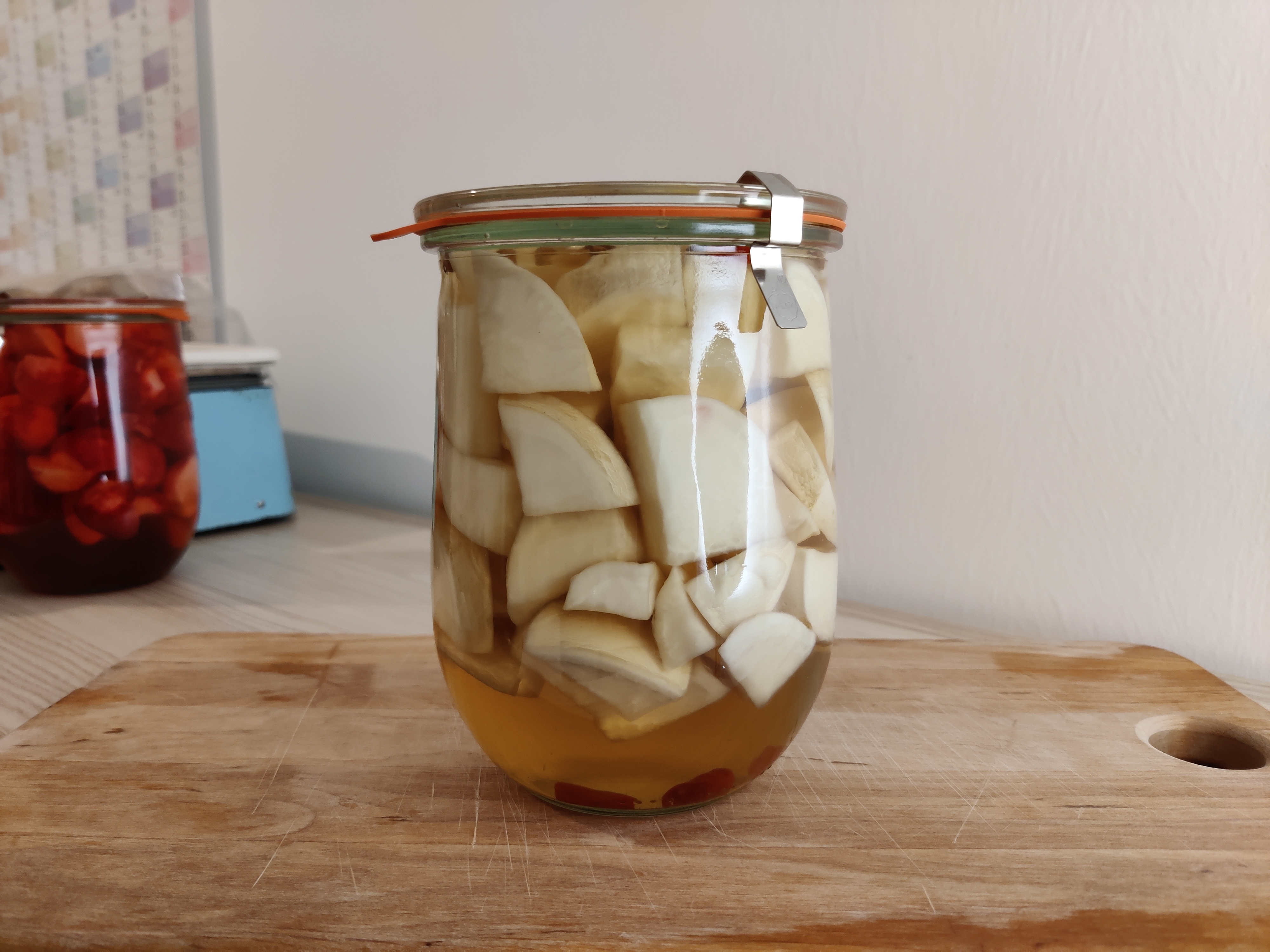 Resultado final de la receta. Un tarro lleno de nabo encurtido.